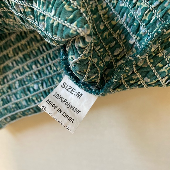 Woman’s Square neck, Puff Sleeves, Gathered green print Shirt; Size Medium - Picture 4 of 6